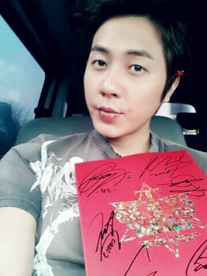 TEENTOPが、ファーストアルバム『No.1』限定版を神話(SHINHWA)のアンディにプレゼントた。写真=TOPメディア公式ツイッターより TEENTOPが、ファーストアルバム『No.1』限定版を神話(SHINHWA)のアンディにプレゼントた。写真=TOPメディア公式ツイッターより