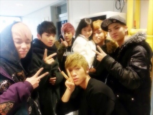 TEENTOPが映画『7号室のプレゼント』に出演した子役カル・ソウォンとの写真を公開した。 TEENTOPが映画『7号室のプレゼント』に出演した子役カル・ソウォンとの写真を公開した。