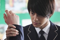 俳優キム・ボムが映画『サイコメトリー』で、これまでとは違う大胆な演技変身と、韓国映画の中心地‘忠武路’が望む若い底力を予告している。