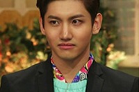 東方神起のチャンミンとCNBLUEのイ・ジョンシンが、同じ服を着用して話題だ。