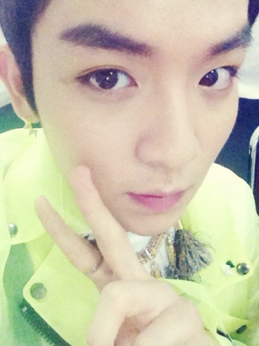 TEENTOPのリッキーが超接近セルフショットを公開した。写真＝TEENTOP公式Twitterより