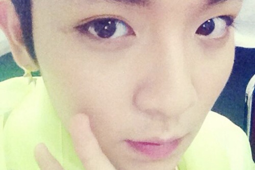 TEENTOPのリッキーが超接近セルフショットを公開した。写真＝TEENTOP公式Twitterより