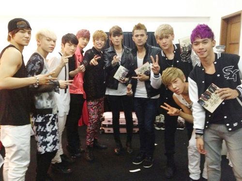 TEENTOPが、インドネシアのアイドルグループS4と合同ステージを披露した。