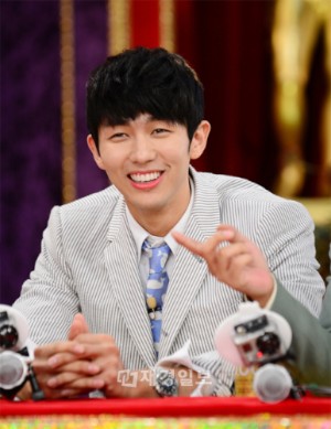 2AMのスロンが、他人が自分の体をこっそりと見ているのを楽しんでいると爆弾発言し、話題となっている。