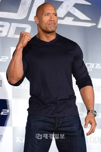 イ・ビョンホン、映画『G.I.ジョー2』の記者会見に出席 ドゥエイン・ジョンソン(23) イ・ビョンホン、映画『G.I.ジョー2』の記者会見に出席 ドゥエイン・ジョンソン(23)