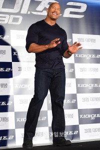 イ・ビョンホン、映画『G.I.ジョー2』の記者会見に出席 ドゥエイン・ジョンソン(22) イ・ビョンホン、映画『G.I.ジョー2』の記者会見に出席 ドゥエイン・ジョンソン(22)