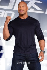 イ・ビョンホン、映画『G.I.ジョー2』の記者会見に出席 ドゥエイン・ジョンソン(21) イ・ビョンホン、映画『G.I.ジョー2』の記者会見に出席 ドゥエイン・ジョンソン(21)