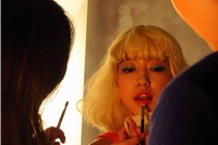 つやつやの肌と健康的なイメージで、最近特に人気を集めている女優パク・シネが、女神のようなコスメグラビアを公開した。