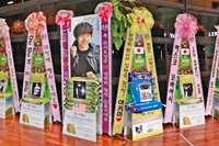 キム・ヒョンジュン（SS501マンネ）の多国籍ファンらが、米花輪1.56トンと飼料花輪を送り彼のコンサートを応援した。写真＝ドリーミー