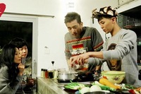 SBSのバラエティー番組『サンキュー』で、BIGBANGのG-DRAGONが最近韓国で流行りの「チャパグリ料理」(韓国人気インスタント麺「チャパゲティ」と「ノグリ」を合わせて作る料理)を独自のスタイルで披露し、注目を集めた。