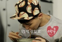 SBSのバラエティー番組『サンキュー』で、BIGBANGのG-DRAGONが最近韓国で流行りの「チャパグリ料理」(韓国人気インスタント麺「チャパゲティ」と「ノグリ」を合わせて作る料理)を独自のスタイルで披露し、注目を集めた。 SBSのバラエティー番組『サンキュー』で、BIGBANGのG-DRAGONが最近韓国で流行りの「チャパグリ料理」(韓国人気インスタント麺「チャパゲティ」と「ノグリ」を合わせて作る料理)を独自のスタイルで披露し、注目を集めた。