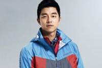 気候が暖かくなり、スターたちのファッションも春らしさを帯びてきた。ぶ厚いダウンジャケットから薄くて軽いウィンドブレーカーを着るスターたちの姿が目立っている。写真=Discovery EXPEDITION