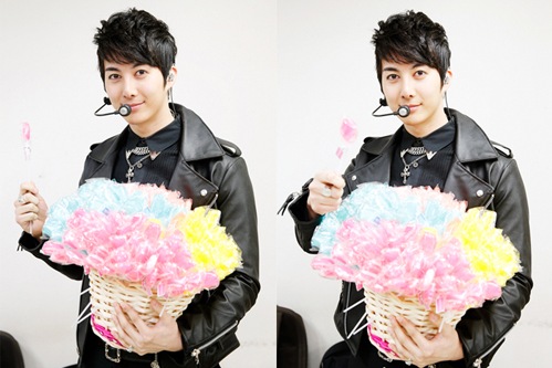 3月14日のホワイトデーを迎え、キム・ヒョンジュン（SS501マンネ）がファンのためにロマンチックキャンディーマンに変身した。