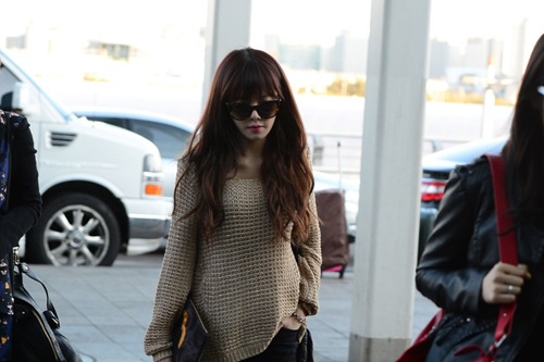 ガールズグループ4Minuteのヒョナの空港ファッションが話題だ。