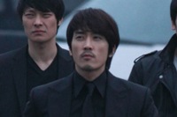 俳優ソン・スンホンが、カリスマ性あふれるブラックスーツ姿を披露した。