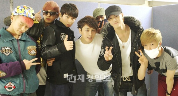 TEENTOP(ティーントップ)が神話(SHINWHA)のアンディと一緒に撮った写真を公開した。写真=TEENTOP公式ツイッター