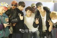 TEENTOP(ティーントップ)が神話(SHINWHA)のアンディと一緒に撮った写真を公開した。写真=TEENTOP公式ツイッター