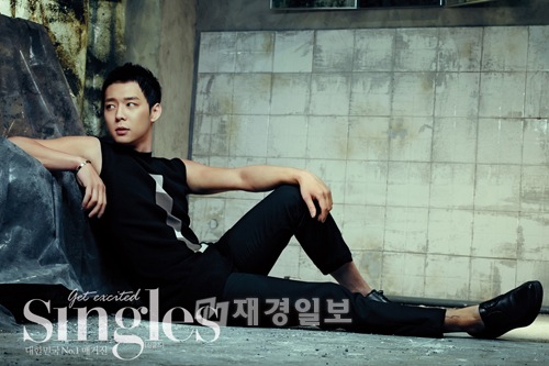 JYJパク・ユチョンが、生き生きとしたシングルたちのためのファッション雑誌『Singles』4月号の表紙を飾った。