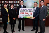 ガールズグループf(x)のファンらが、一人暮らしのお年寄りに米を寄付した。写真=ドリーミー