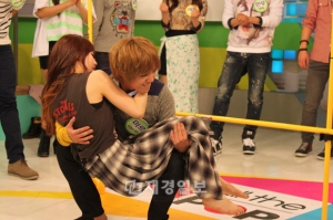 MBLAQのミルが、腰の不調にも関わらず、驚きの闘魂を発揮して師匠“RAIN”の記録を打ち破った。 MBLAQのミルが、腰の不調にも関わらず、驚きの闘魂を発揮して師匠“RAIN”の記録を打ち破った。