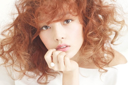 女性アイドルグループKARAのク・ハラが、ファッションマガジン「ELLE」4月号において、世界的な化粧品ブランド「ディオール」のグラビアとインタビューで異色の美しさを披露し話題になっている。写真＝ELLE