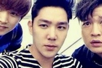 男性アイドルグループSUPER JUNIORのメンバー、カンインとNU'ESTのベクホの驚きのソックリ写真がネット上で話題になっている。