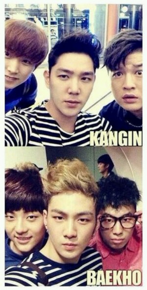 男性アイドルグループSUPER JUNIORのメンバー、カンインとNU'ESTのベクホの驚きのソックリ写真がネット上で話題になっている。 男性アイドルグループSUPER JUNIORのメンバー、カンインとNU'ESTのベクホの驚きのソックリ写真がネット上で話題になっている。