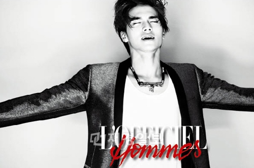 TEENTOPのエルジョー(L.Joe)がグラビアで大変身した。写真＝LOFFICIEL HOMMES