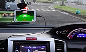 車両に搭載されたスマートフォン(画像:ホンダ) 車両に搭載されたスマートフォン(画像:ホンダ)