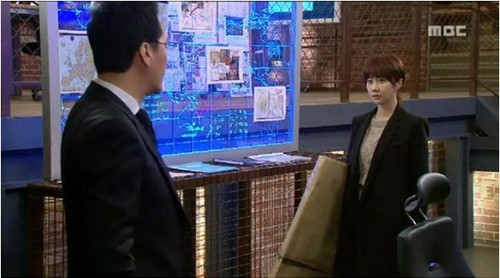 MBC水木ドラマ『7級公務員』で、キム・ミンソが2PMチャンソンへの複雑な気持ちを表現し目を引いた。