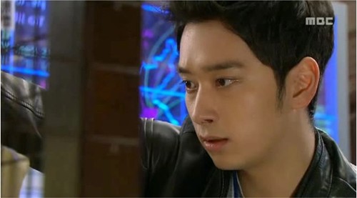 MBC水木ドラマ『7級公務員』で、キム・ミンソが2PMチャンソンへの複雑な気持ちを表現し目を引いた。