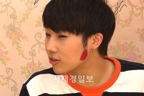 INFINITEソンギュが、収録中に奇襲キスをされた。