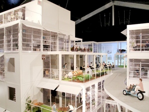 東京・お台場の青海駅前特設会場で今月24日まで開催されている「HOUSE VISION 2013東京展」。写真は、未来生活研究会がシェアリング・コミュニティとして展示している5分の1スケールの集合住宅 東京・お台場の青海駅前特設会場で今月24日まで開催されている「HOUSE VISION 2013東京展」。写真は、未来生活研究会がシェアリング・コミュニティとして展示している5分の1スケールの集合住宅