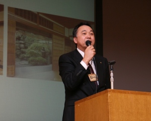 先日行われたシンポジウム会場で挨拶をするアキュラホーム宮沢社長 先日行われたシンポジウム会場で挨拶をするアキュラホーム宮沢社長