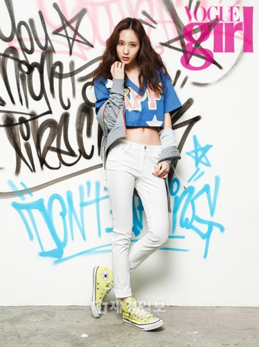 f(x)のクリスタルがモデルのアン・ジェヒョンと共に、和やかなカップルグラビアを公開した。写真＝VOGUE girl