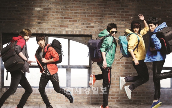 MBLAQが専属モデルを務めるファスンのスポーツブランド「ルカフ」が、肌寒い春の気候にも暖かく手軽に着ることができる「MBLAQウインドブレーカー」2種を発売した。