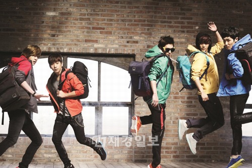 MBLAQが専属モデルを務めるファスンのスポーツブランド「ルカフ」が、肌寒い春の気候にも暖かく手軽に着ることができる「MBLAQウインドブレーカー」2種を発売した。