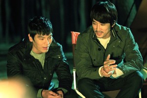 愚直なボス、ソン・スンホンと破棄溢れる右腕キム・ソンオ、二人の男が熱い友情と義理を披露する。写真=ブリスメディア 愚直なボス、ソン・スンホンと破棄溢れる右腕キム・ソンオ、二人の男が熱い友情と義理を披露する。写真=ブリスメディア