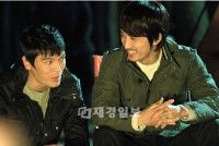 愚直なボス、ソン・スンホンと破棄溢れる右腕キム・ソンオ、二人の男が熱い友情と義理を披露する。写真=ブリスメディア 愚直なボス、ソン・スンホンと破棄溢れる右腕キム・ソンオ、二人の男が熱い友情と義理を披露する。写真=ブリスメディア