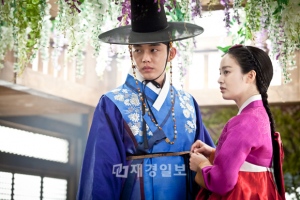 『張玉貞、愛に生きる』のキム・テヒ&ユ・アイン、カップルと、『男が愛する時』のソン・スンホン&シン・セギョンカップルの奇しい運命が話題となっている。写真=ストーリーTV 『張玉貞、愛に生きる』のキム・テヒ&ユ・アイン、カップルと、『男が愛する時』のソン・スンホン&シン・セギョンカップルの奇しい運命が話題となっている。写真=ストーリーTV