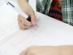 子どもの学力を高めるには塾に通わせるのがいいと思われがちだが、あながちそうともいえないようだ。 子どもの学力を高めるには塾に通わせるのがいいと思われがちだが、あながちそうともいえないようだ。