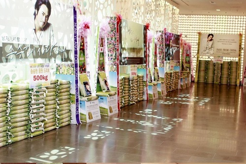 俳優ソン・スンホンの多国籍ファンが、 MBC水木ドラマ『男が愛する時』の制作発表会に大規模のドリーミー米花輪を送り、ドラマの成功を祈ってソン・スンホンを応援した。写真＝ドリーミー