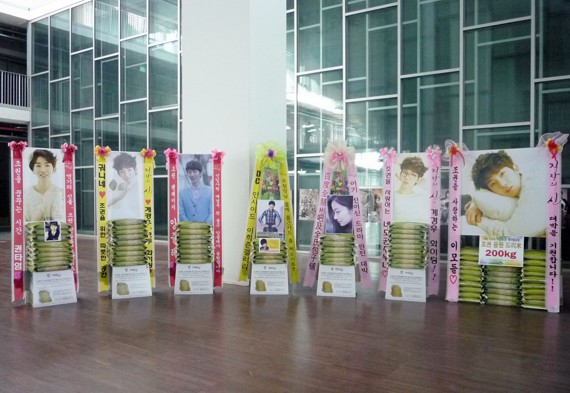 2AMチョ・グォンのファンらが、KBS2TV新月火ドラマ『職場の神』の制作発表会にドリーミー米花輪を送りドラマの成功を祈願した。