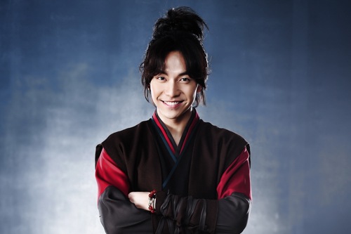 MBC新月火特別企画ドラマ『九家の書』で、半人半獣“チェ・ガンチ”役を演じるイ・スンギが、史劇演技に初挑戦する覚悟を示した。