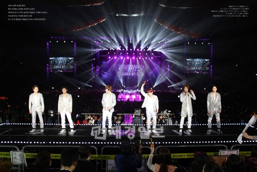 長寿アイドルグループ神話（SHINHWA）のDVD「SHINHWA 14th ANNIVERSARY “THE RETURN” STORY BOOK」が発売された。写真＝神話カンパニー
