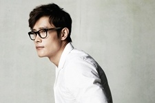 俳優イ・ビョンホンが、クラシックな感性と魅力が漂うグラビアを公開した。写真=KWAVE