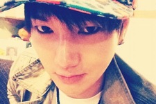 SUPER JUNIORのイェソンがお散歩（？）時のセルフショットを公開した。写真＝イェソンのツイッターより