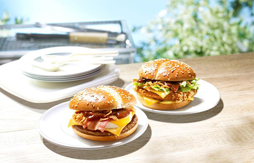 「バーベキュービーフ」（左）と「バーベキューチキン」（右）イメージ（画像：日本マクドナルド）