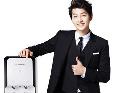 　韓国の浄水器メーカー「RUHENS」が、4月の初めに新商品を発売する。俳優ソン・ジュンギを専属モデルに採用した同社は、3月末に全てのポスター広告やテレビ広告撮影を終えたことを伝えた。