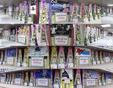 G-DRAGONの多国籍ファンらが、3月30日と31日にソウルオリンピック公園体操競技場で開かれたG-DRAGONの単独コンサートにドリーミー米花輪を送り彼を応援した。